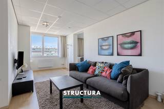 Slim investeren/wonen in hartje Brussel.Welkom in dit prachtige appartement aan de Kiekenmarkt, in het hart van het historische centrum van Brussel. Dit recent verbouwde appartementsgebouw (2015) combineert moderne voorzieningen met een ideale ligging, op wandelafstand van de Grote Markt, de Beurs, de Sint-Katelijnewijk, winkels, restaurants, het openbaar vervoer en alle voorzieningen van de stad. De lichtrijke leefruimte, de volledig uitgeruste keuken, de ruime slaapkamer en de moderne badkamer staan garant voor optimaal wooncomfort. Dankzij de centrale ligging en de recente bouw vormt dit appartement een uitstekende investering. Door het systeem van erfpacht, koopt u aan een aanzienlijk lagere aankoopprijs wat zorgt voor een zeer aantrekkelijk rendement voor investeerders, maar evenzeer voor jonge koppels, expats of iedereen die op zoek is naar een verblijf in de hoofdstad.Kenmerken:Erfpacht van toepassing op grond.Ideale ligging in het historische centrum van Brussel.Bouwjaar: 2015.Verwarming monoblock warmtepomp individueelModerne afwerking.Lichtrijke leefruimte.Ruime slaapkamer.Lift in het gebouw.Uitstekende investering.Op wandelafstand van winkels, restaurants, culturele activiteiten, de metro en het station Brussel-Centraal.Een unieke kans, neem contact op met STRUCTURA via 02/460 80 46 of via info@structura.be.