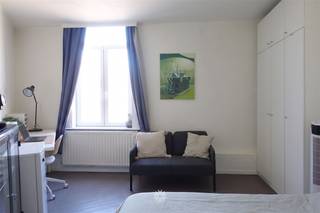 <p><span>GENT - Ottergemsesteenweg - Ben je op zoek naar een leuke studentenkamer te huur in Gent? Lees dan snel even verder.</span></p><p><span> </span></p><p><span>De voornaamste troeven:</span></p><ul><li><span>Lichtrijke studentenkamer</span></li><li><span>Gunstig gelegen, nabij Gent-Sint-Pietersstation</span></li><li><span>Vlotte bereikbaarheid met openbaar vervoer</span></li><li><span>Inclusief verbruik EGW + internet</span></li></ul><p><span> </span></p><p><span>Indeling:</span></p><p><span>Het gaat om een privatieve studentenkamer inclusief basismeubilair (bed met lattenbodem, excl. matras, bureau, bureaustoel). </span></p><p><span>Binnen het studentenhuis is er een gemeenschappelijke keuken, twee gemeenschappelijke toiletten, twee gemeenschappelijke douches en een fietsenberging. </span></p><p><span> </span></p><p><span>Belangrijke informatie:</span></p><p><span>Beschikbaar vanaf: 01/10/2026</span></p><p><span>Huurprijs: 640 euro/maand, inclusief EGW (elektriciteit, gas en water) + internet. ENKEL STUDENTEN!</span></p><p><span> </span></p><p><span>Interesse in deze toffe studentenkamer? Vraag dan snel jouw bezoek aan via www.axellenaerts.be!</span></p>