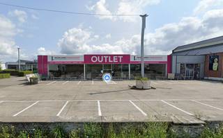 Showroom van 726 m² te huur in Dendermonde, met uitstekende visibiliteit langs de Zeelsebaan en een vlotte ontsluiting naar de E17.De unit maakt deel...