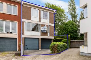 <p><span>Subliem opbrengsteigendom met optimalisatiemogelijkheden!</span></p><p><span> </span></p><p><span>Te midden van een super gezellige woonbuurt op wandelafstand van het ziekenhuis en slechts enkele minuten rijden van het centrum van Antwerpen of de autostrade kan u dit opbrengsteigendom terugvinden. </span></p><p><span> </span></p><p><span>Dit is gebouwd eind jaren 60 en beschikt over een gedroomde bouwtechnische betonstructuur. Door de hoekoriëntatie op het perceel van maar liefst 400 m² voelen alle ruimtes licht en luchtig aan. </span></p><p><span> </span></p><p><span>Het eigendom beschikt over 2 identieke appartementen boven elkaar, waarvan de 2de verdieping gerenoveerd is en de 1ste verdieping nog te renoveren is. Op de gelijkvloerse verdieping is er nog een polyvalente ruimte van 30 m2 die omgevormd kan worden tot studio appartement (mits vergunningsaanvraag).</span></p><p><span> </span></p><p><span>De appartementen zijn praktisch ingedeeld met wonen en leven langs de voorzijde en slapen langs de achterzijde. Fantastische zuidelijke oriëntatie en zicht op het groen maken het plaatje compleet. </span></p><p><span> </span></p><p><span>Tot slot zijn er nog 2 inpandige garages met een eigen berging.</span></p><p><span> </span></p><p><span>Nutsvoorzieningen zijn volledig afzonderlijk, elk appartement zijn eigen aardgasketel. De huidige huren bedragen nu 790 euro + 780 euro per maand. Deze kunnen samen met gelijkvloerse verdieping nog een serieuze optimalisatie kennen. </span></p><p><span> </span></p><p><span>Het plat hoofddak werd enkele jaren geleden vernieuwd en is voorzien van 10 cm PUR isolatie. Geen lift aanwezig, de gemeenschappelijke kost is quasi nihil.</span></p><p><span> </span></p><p><span>U geniet hiervan een onmiddellijke huurstroom van huurders die graag willen blijven. </span></p><p><span> </span></p><p><span>Bel gerust: 0494/21.39.22 voor het inplannen van een afspraak of <span>marjanne@vastpuntgoed.be</span></span><span> - plannen zijn te downloaden via onze website <span>www.vastpuntgoed.be</span></span><span> </span></p>