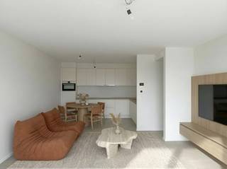 In het charmante Oudenburg, vlak bij alle belangrijke invalswegen, stapt u in nieuwbouwresidentie Bordeleau een zee van rust binnen.<br /><br />Deze recent gebouwde residentie, ontworpen door architectenbureau "driearchitecten", ligt aan het kanaal en biedt een zeldzame ervaring.<br /><br />Maak een wandeling langs het water, fiets naar de badsteden of droom weg op uw zonneterras met eindeloze vergezichten over het water en de verre velden—dit appartement maakt het allemaal mogelijk.<br /><br />Het appartement ligt op de tweede verdieping van de residentie, met frontaal zicht op het kanaal. Het heeft een woonoppervlakte van 66,21m² met een volwaardige slaapkamer, douchekamer, technische berging, apart gastentoilet en een volledig ingerichte keuken door Goossens. De leefruimte baadt in de middagzon en biedt uniek zicht op het water.<br /><br />De grootste troef is het zonneterras van 11,50m² met eindeloze vergezichten over het water en de verre velden.<br /><br />Er bestaat de mogelijkheid tot aankoop van een ruime garagebox in de ondergrondse verdieping van de residentie (45.000 EUR). <br /><br />Dit appartement is volledig toekomstbestendig en uitgerust met onder andere vloerverwarming via een warmtepomp en zonnepanelen.<br /><br />De nabijheid van het centrum van Oostende, het prachtige zicht op het kanaal Nieuwpoort-Plassendale en de vlotte verbinding met de grote invalswegen geven dit appartement een unieke ligging. Ingebed in de landelijke omgeving en op slechts 300 meter van het centrum van Oudenburg wordt Bordeleau de thuishaven voor mensen die willen genieten van rust met zicht op het water.<br /><br />Sommige afbeeldingen zijn gestaged met AI-meubelen. Het appartement wordt niet gemeubeld opgeleverd en bevat geen meubelen of maatwerkkasten.<br /><br />De aankoop valt volledig onder het BTW-tarief. <br /><br />Interesse in dit appartement? Contacteer immo NANO voor meer info of een bezoek—050 60 60 78 of info@immonano.be.<br />