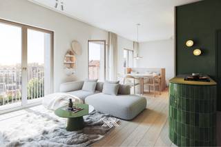 Deze goed ingedeelde studio van 59 m² ligt op het eerste verdiep in residentie Lys en beschikt over een inkomhal met plaats voor een vestiairekast, een ruime en lichtrijke eet- en leefruimte met slaapruimte, een open keuken, een afzonderlijk toilet, een praktische bergruimte en een badkamer voorzien van een wastafel, inloopdouche en toilet. Daarnaast heeft de studio ook een zuidwestelijk georiënteerd terras van 8 m². Er is een mogelijkheid om nog een ondergrondse berging en staanplaats mee aan te kopen. Het appartement is gelegen in de derde fase van Liv de Molens, een succesvol residentieel nieuwbouwproject langs de Leie in het hart van Deinze. De Noorse architect, Reiulf Ramstad, ontwierp een uitzonderlijk project met veel aandacht voor de zichten en lichten en dit langs het water, omringd door groen.<br /><br />Liv De Molens noemen we een ‘vijf-minutenstad’, waar alles wat u nodig heeft, op slechts vijf minuten wandelen ligt. De projectsite van maar liefst 2,2 hectare biedt een dynamische mix van wonen, handel, horeca, sport en recreatie en dit met een groene corridor als verbindende factor.<br /><br />Verlaagd BTW-tarief van 6% mogelijk op de volledige constructiewaarde.<br /><br />Benieuwd naar het volledige aanbod in dit nieuwbouwproject, op een historische locatie in Deinze? Een persoonlijke, vrijblijvende afspraak kan via guillian@landbergh.be of 09 278 78 79