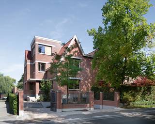 Op een rustige en groene locatie in Merelbeke Flora, nabij Kasteel Ten Berg, bevindt zich deze karaktervolle halfopen architectenwoning (180m²) op een mooi perceel van ca. 660 m².<br />Een unieke woning voor wie houdt van ruimte, privacy, groen en wonen met karakter.<br /><br />De woning is volledig onderkelderd en beschikt over een garage, kelderruimte en wasplaats. Op het gelijkvloers vindt u een ruime inkom- en trappenhal, toilet, gezellige zithoek met houtkachel, een ruime eetplaats en een volledig uitgeruste keuken. Zowel de eetplaats als keuken genieten van een prachtig zicht op de bijzonder groene tuin.<br />De tuin is een echte troef, met een grote variatie aan bomen, planten en struiken. Achteraan bevindt zich een ruime schuur, ideaal als atelier, hobbyruimte of voor de handige doe-het-zelver.<br />Op de 1e verdieping zijn er een master bedroom met hoge plafonds, 2 bijkomende slaapkamers en een ruime badkamer met ligbad, inloopdouche en dubbele lavabo.<br />De bovenste verdieping biedt nog een praktische bureau-/hobbyruimte met zicht op het groen.<br /><br />De ligging combineert rust met een vlotte bereikbaarheid: nabij winkels en voorzieningen, met goede verbindingen naar Gent en de omliggende gemeenten. Ook per fiets is Gent vlot bereikbaar.<br /><br /><strong>Huurprijs</strong>: €1.865/maand + €110/maand voor tuinonderhoud. <br /><strong>Vrij onmiddellijk. Geen huisdieren en geen co-housing.</strong><br /><br />De eigenaar zoekt een zorgzame huurder die de woning, met haar houten vloeren en karaktervolle elementen, met respect onderhoudt.<br /><br />Bezoeken uitsluitend na afspraak: Tine – 0474 97 00 22 of tine@tvevastgoed.be