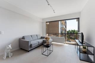 Koksijde : Ontdek dit gerenoveerd 1 slaapkamer appartement met een ruim zongericht terras in hartje Koksijde-Bad! Op wandelafstand van ; openbaaar...