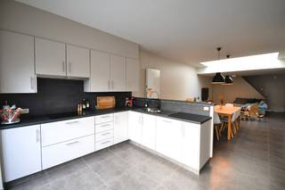 Uitzonderlijk goed ingedeelde en afgewerkte gezinswoning met 3 slaapkamers<br />De woning is gelegen op 500 m van alle winkels, scholen en station.<br />Indeling : inkomhal met ruime wasplaats aan de voorzijde, hele mooie ruime en lichtrijke leefruimte met zit- en eethoek EN open keuken, daarachter is er een grote buitenruimte/terras (+/- 30 m²) met afgewerkt met blauwe natuur afgewerkt met houtmuren wat een extra warmte geeft aan het geheel. Ook de regenput is ingewerkt in het terras. <br />Op de eerste verdieping hebben we een grote slaapkamer met dressing en een ruime badkamer met ligbad, douche, dubbele lavabo en tevens bevindt zich de gaswandbrander ingebouwd in de wandkast. Op de tweede verdieping hebben we nog 2 slaapkamers tevens voor zien van radiatoren. <br />In de straat zijn er verscheidene garages te huur.<br />Verhuurd aan 925 euro per maand.<br />Stedenbouw : niet beschermd, niet op inventaris, Geen Vergunning uitgereikt, Woongebied, Geen dagvaarding uitgebracht, Geen voorkooprecht ruimtelijke ordening aanwezig, Geen Verkavelingsvergunning, geen overstromingsgebied, niet gelegen in afgebakend oevergebied.<br />EPC : 128 kWh/m² - B-label<br />Electriciteit conform.<br />Asbestvrij<br />P-score : A<br />G-score : A<br />Bel: 056 70 52 62, optie 1, verkoop<br />