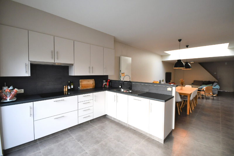 Uitzonderlijk mooi afgewerkte goed gelegen en goed geïsoleerde gezinswoning met 3 slaapkamers TE KOOP via EXPERT-IMMO - foto 2