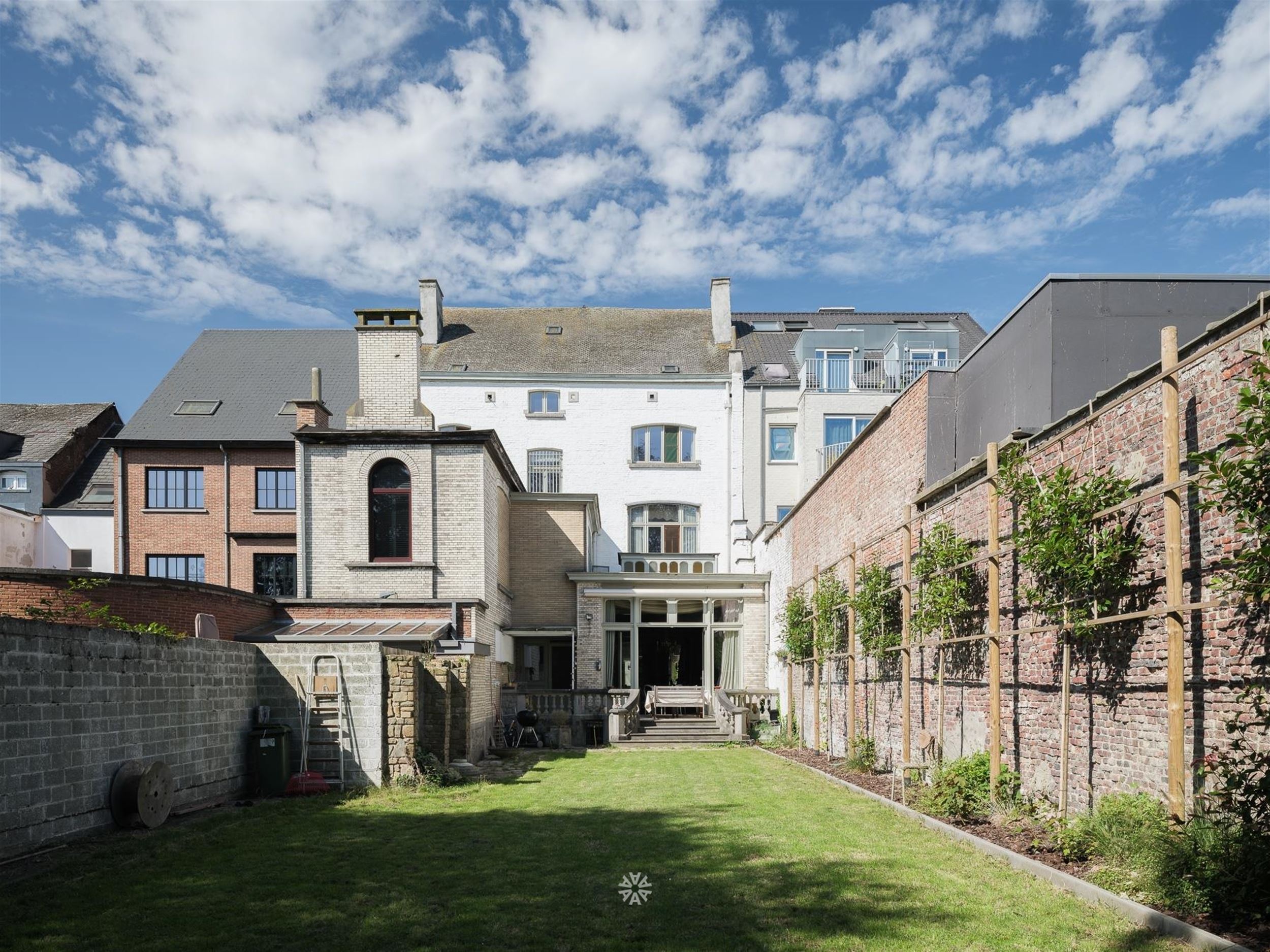 Burgerwoning in neoclassicistische stijl te koop in het centrum van Wetteren - foto 3