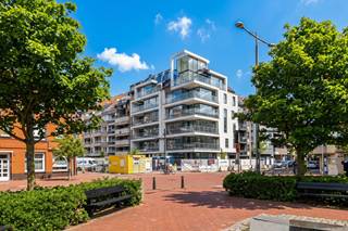 <p>Prachtig nieuwbouw appartement met 2 slaapkamers gelegen op de gelijkvloerse verdieping gelegen aan het Verzetsplein.<br />Indeling: inkomhall met gastentoilet en vestiaire. Lichtrijke en ruime leefruimte bestaande uit een open keuken, eetplaats en salon met toegang tot het zuidwestgerichte terras. Berging met aansluiting voor wasmachine en droogkast. Twee volwaardige slaapkamers. Slaapkamer 1 met dressing en slaapkamer 2 met ingemaakte kasten. Twee badkamers.<br />Mogelijkheid tot aankoop van een staanplaats of garagebox in de residentie. Ruime gemeenschappelijke fietsenberging aanwezig.<br />Oplevering 2026.</p>