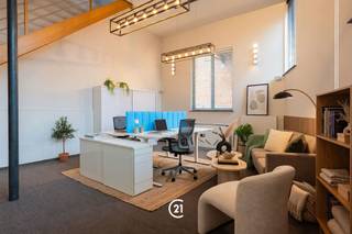 <p>A la recherche d'un espace de vie ou de travail unique et de caractère ? <br />Situé dans une ancienne brasserie reconvertie en lofts industriels en 2005, ce bien respire l'authenticité et le charme.</p><p>#Le loft dispose d'un espace de vie ouvert et lumineux, où les hauts plafonds et les grandes fenêtres créent un environnement de vie ou de travail agréable. De plus, le bien comprend une cuisine équipée, une salle de douche avec toilettes et une chambre à coucher. <br />Jusqu'à récemment, ce bien était utilisé comme bureau, démontrant que ce bien se prête parfaitement à un usage résidentiel et professionnel.<br />Grâce à son agencement bien pensé et à sa structure ouverte, ce loft offre de nombreuses possibilités.</p><p>Son emplacement à Remparden, à Audenarde, est un atout absolu. Ici, vous bénéficiez d'une accessibilité facile et vous êtes à une courte distance du centre avec des magasins, des restaurants, des écoles et des transports publics à portée de main.</p><p>Laissez-vous surprendre par l'espace et les possibilités de ce loft unique et découvrez le potentiel par vous-même lors d'une visite sur place.</p>