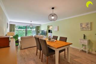 <p><span>Dit perfect onderhouden appartement (106 m²) met voor- én achtertuin vinden we op de gelijkvloerse verdieping van een rustig en goed onderhouden gebouw met het park 'Neerhofke' recht tegenover de deur.</span></p><p><span>Met het commerciële centrum, de Bist en alle belangrijke invalswegen vlot bereikbaar, heeft deze ligging alle troeven in handen.</span></p><p><span> </span></p><p><span>Indeling:</span></p><p><span>We stappen binnen in de ruime inkomhal met apart gastentoilet.</span></p><p><span>De woonkamer is vooraan gelegen en geniet veel daglicht dankzij het grote schuifraam. De voortuin met toeganspoortje en hagen rondom garandeer privacy en een groen uitzicht.</span></p><p><span>De recent vernieuwde keuken is voorzien van een inductie kookplaat, dampkap, oven + microgolf en koelkast. Naast de keuken is er nog een handige berging met aansluiting voor een wasmachine.</span></p><p><span> </span></p><p><span>De inkomhal leidt ook naar de twee slaapkamers achteraan die beiden toegang bieden tot de omheinde tuin met tuinhuis.  </span></p><p><span>Een derde kamer (zonder raam) van 2,7 m x 1,85 m kan perfect dienst doen als bureau, hobbykamer of dressing.</span></p><p><span>Centraal is er de vernieuwde badkamer welke is voorzien van een inloopdouche en ruim lavabomeubel met 4 kolomkasten. </span></p><p><span>Verder is er ook nog een propere kelderberging (2,45 x 3,6) inbegrepen + een ondergrondse autostaanplaats in een naastgelegen gebouw.</span></p><p><span> </span></p><p><span>De voornaamste troeven opgesomd:</span></p><p><span>- Gunstige ligging in woonwijk tegenover park en nabij centrum</span></p><p><span>- Zeer rustig en goed onderhouden gebouw!</span></p><p><span>- Alle ramen zijn voorzien van rolluiken</span></p><p><span>- Ruim appartement met grote vertrekken en veel opbergruimte</span></p><p><span>- Voor- én achtertuin</span></p><p><span>- Lage maandelijkse kosten van € 122/mnd incl. water, blokpolis, onderhoud gemene delen, syndicus,...)</span></p><p><span> </span></p><p><span>EPC: 259 kWh/m² - C-label</span></p><p><span>Waterinfo: P-score D - G-score D</span></p><p><span> </span></p><p><span>Voor meer info of een bezoek ter plaatse, bel ons op 03-449 42 41 of mail ons via hallo@habicom.be.</span></p><p><span>Benieuwd naar de waarde van jouw woning?  Check het gratis op <span>www.watismijnhuiswaard.be</span></span><span> </span></p><p><span> </span></p><p><span> </span></p><p><span> </span></p><p><span> </span></p>