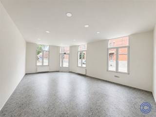 <p><span>Informations sur le local commercial :</span></p><p><span>Vous recherchez un local commercial soigné et polyvalent à Anvers ? Alors ce local situé au 2, Erwtenstraat, 2060 Anvers, vaut vraiment le détour. Le local a récemment fait l'objet d'une rénovation complète et offre un cadre soigné et moderne, adapté à diverses activités commerciales. Il dispose notamment d'un éclairage moderne, d'un sol carrelé pratique, d'une nouvelle chaudière, de sanitaires rénovés et d'un label EPC B, gage d'une bonne efficacité énergétique. Grâce à ses grandes baies vitrées, l’espace commercial bénéficie d’une lumière naturelle abondante et d’une agréable sensation d’ouverture. L'espace constitue un local brut idéal</span><span>,</span><span>pouvant être</span><span>aménagé</span><span>selon vos goûts et les besoins de votre activité</span><span>. De plus, le local dispose d'un WC séparé avec lavabo et d'un espace où il serait éventuellement possible d'installer une petite kitchenette.</span></p><p><span>Agencement</span></p><ul><li><span>Surface d'environ 67 m².</span></li><li><span>Salle de toilettes avec lavabo.</span></li><li><span>Utilisation possible : local commercial / espace de bureaux.</span></li><li><span>PEP B.</span></li><li><span>Chauffage par radiateurs. </span></li></ul><p><span> </span></p><p><span>Informations générales</span></p><ul><li><span>Loyer : 875 EUR/mois + 60 EUR/mois de précompte immobilier.</span></li><li><span>Disponible immédiatement.</span></li></ul><ul><li><span>Taxe foncière à la charge du locataire : environ 720 EUR/an.</span></li></ul><ul><li><span>Commission à la charge du locataire : 15 % du loyer annuel hors TVA.</span></li></ul><ul><li><span>Consommation individuelle de gaz, d'eau et d'électricité. </span></li><li><span>Caution : 6 mois.</span></li><li><span>L'établissement d'un état des lieux est négociable. </span></li></ul><p><span> </span></p><p><span>Immeuble</span></p><ul><li><span>Local commercial situé au rez-de-chaussée.</span></li><li><span>. </span></li></ul><p><span> </span></p><p><span>Situation</span></p><ul><li><span>Emplacement d'angle bien visible, bénéficiant d'une forte luminosité naturelle.</span></li><li><span>Emplacement intéressant pour diverses activités commerciales. </span></li></ul><p><span> </span></p><p><span>*Les informations contenues dans cette brochure sont fournies à titre indicatif : il appartient aux locataires potentiels de se charger eux-mêmes de l'obtention, de la vérification et de l'interprétation de ces informations.</span></p>