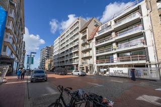 Op de <strong>6de</strong> verdieping van residentie <strong>A Capella</strong> bevindt zich dit instapklaar, volledig <strong>gemeubeld</strong> appartement <strong>met prachtig open zicht </strong>. Ideaal als vaste woonst of tweede verblijf op een centrale ligging nabij zee, winkels en openbaar vervoer.<br /><br /><strong>Indeling:</strong>
<ul>
<li>Inkomhal;</li>
<li>Lichtrijke leefruimte met open, volledig uitgeruste keuken;</li>
<li><strong>Zonnig</strong> terras met prachtig uitzicht;</li>
<li><strong>Twee</strong> slaapkamers;</li>
<li>Badkamer met ligbad met douchemogelijkheid en wasmeubel;</li>
<li>Apart toilet;</li>
<li>Praktische berging met <strong>aansluiting voor wasmachine</strong>;</li>
<li>Daarnaast beschikt het gebouw over een gemeenschappelijke fietsenberging.</li>
</ul>
<br /><strong>Algemeen: </strong>
<ul>
<li>Plaatsbeschrijving 1/2 eigenaar 1/2 huurder - 3 maanden huurwaarborg </li>
<li>Beschikbaar vanaf 03/11</li>
<li>Andere kosten: €50 forfait algemene kosten </li>
</ul>
<br /> Vraag vandaag nog uw bezoek aan en ontdek dit gezellige appartement zelf!