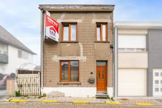 <p>Ben je op zoek naar een halfopen bebouwing met 3 slaapkamers en tuin in Denderleeuw? Gevonden!<br />Deze verzorgde woning is gelegen in een rustige, verkeersluwe straat en combineert ruimte, comfort en energiezuinigheid. Dankzij de reeds uitgevoerde energetische verbeteringen, waaronder gedeeltelijke driedubbele beglazing, een vernieuwd en geïsoleerd dak en een conforme elektrische installatie, ben je verzekerd van een woning die klaar is voor de toekomst.</p>
<p>Via de inkomhal met dubbele deur kom je terecht in de ruime en lichtrijke leefruimte, waar grote raampartijen zorgen voor een aangenaam zicht op de tuin. Aansluitend bevindt zich de instapklare keuken en de recent gerenoveerde badkamer, uitgerust met een moderne inloopdouche.</p>
<p>Op de eerste verdieping vind je twee bijzonder ruime en lichtrijke slaapkamers. Via een vaste trap bereik je vervolgens de tweede verdieping, waar een prachtige masterbedroom werd ingericht. Deze gerenoveerde ruimte beschikt bovendien over een eigen inloopdouche, wat zorgt voor extra comfort en een luxueus gevoel.</p>
<p>De aangename tuin vormt de ideale plek om in alle rust te genieten van zonnige dagen, terwijl de rustige ligging zorgt voor een aangename woonomgeving met een vlotte bereikbaarheid naar winkels, scholen en openbaar vervoer.</p>
<p>Ben jij op zoek naar een instapklare woning met drie slaapkamers, moderne afwerking en een rustige ligging in Denderleeuw? Contacteer ons vandaag nog voor een bezoek en ontdek zelf alle troeven van deze woning!</p>