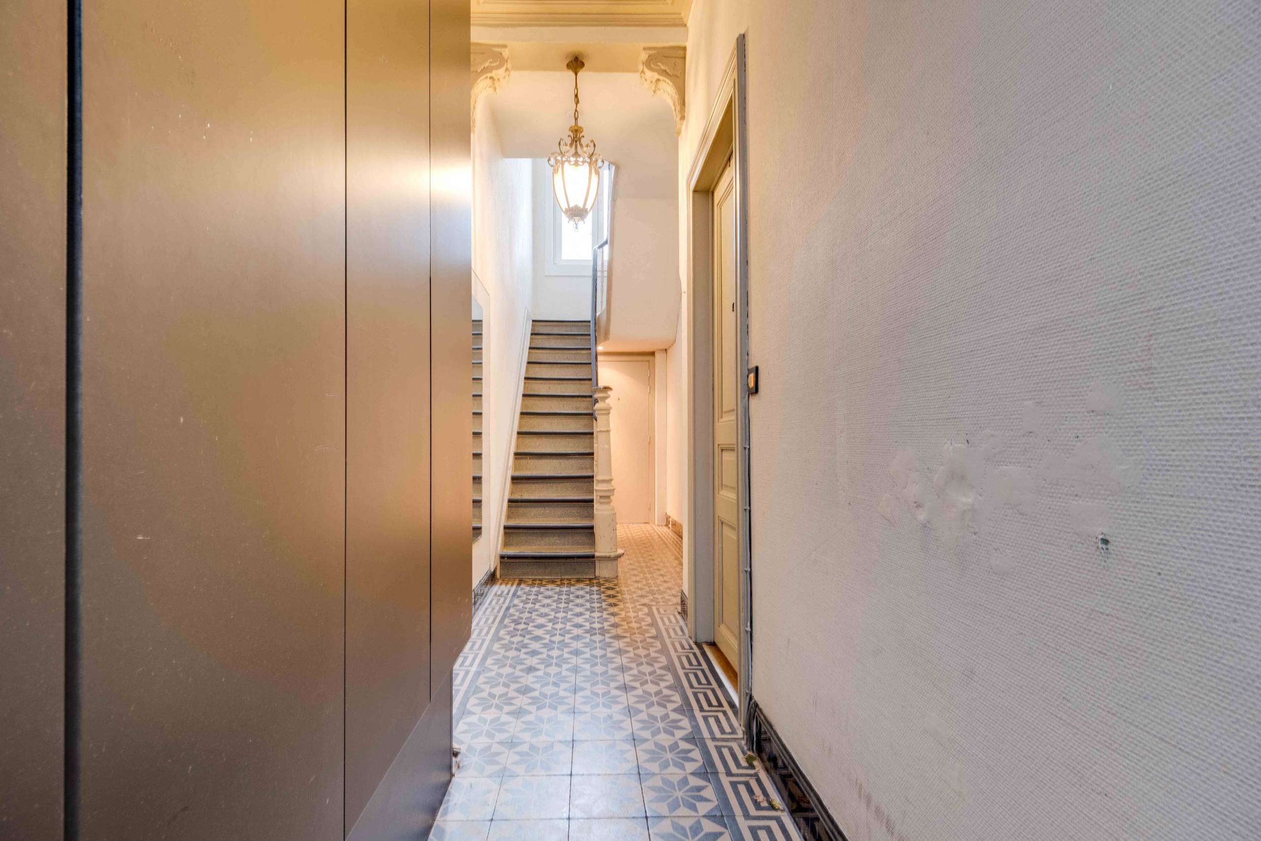 Domicilie verplicht: bemeubelde studio met mezzanine te huur - foto 3