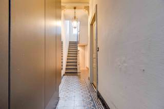 Vlak bij het station Gent-Sint-Pieters bevindt zich deze bemeubelde studio met mezzanine, gelegen op de bovenste verdieping van een statig...