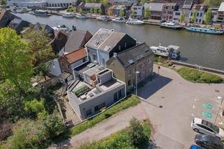 <p>In het rustige en groene Klein Willebroek bevindt zich deze verzorgde gesloten bebouwing, omringd door natuur en op wandelafstand van gezellige horecagelegenheden.</p>
<p>Binnenin wordt u verwelkomd in een lichtrijke leefruimte, waar grote raampartijen zorgen voor een aangename en open sfeer. De woning beschikt over een volledig uitgeruste keuken en tal van ingemaakte kasten, wat bijdraagt aan het praktische comfort. De afwerking gebeurde met duurzame en kwalitatieve materialen, wat voelbaar is in elk detail.</p>
<p>De woning telt twee volwaardige slaapkamers, waarvan één beschikt over een eigen dressing. Daarnaast zijn er twee moderne badkamers, wat zorgt voor extra comfort en flexibiliteit.</p>
<p>Als absolute troef beschikt de woning over een privé sauna, ideaal om volledig tot rust te komen. Deze ruimte kan bovendien perfect worden ingericht als extra slaapkamer, bureau of hobbyruimte, afhankelijk van uw noden.</p>
<p>Dankzij de aanwezige airconditioning geniet u het hele jaar door van een aangenaam binnenklimaat.</p>
<p>Het gezellige terras vormt een mooie verlenging van de leefruimte en is de ideale plek om te ontspannen of gasten te ontvangen in alle privacy.</p>
<p>Kortom, een instapklare woning die comfort, kwaliteit en een uitstekende ligging moeiteloos combineert.<br /><br />Meer info en documenten op www.malines-group.be<br /><br />Stedenbouwkundige info: Vg - Wg - Gmo - VKr - Gvv</p>