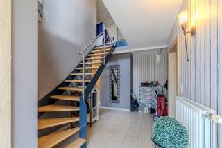 <h2>Instapklare woning met 5 à 6 slaapkamers op toplocatie in Poederlee</h2>
<p>In een rustige, doodlopende straat in Poederlee bevindt zich deze instapklare en energiezuinige gezinswoning met 5 slaapkamers en mogelijkheid tot een 6de kamer.</p>
<p>Op het gelijkvloers vinden we een ruime leefruimte met nieuwe stijlvolle keuken, twee slaapkamers, een badkamer met ligbad en douche, een praktische wasplaats en berging.</p>
<p>De verdieping beschikt over drie ruime slaapkamers, een casco badkamer en een grote multifunctionele ruimte. Deze kan verder worden afgewerkt als 6de slaapkamer, speelkamer, dressing of bureau.</p>
<p>Ook technisch staat de woning volledig op punt met EPC B, zonnepanelen, airconditioning, isolatie en een HR-ketel.</p>
<p>Buiten geniet u van een prachtige, volledig omheinde tuin en een handige extra carport. De rustige ligging in een doodlopende straat maakt het geheel compleet.</p>
<p>Een ruime, instapklare woning met veel mogelijkheden op een uitstekende locatie.</p>
<p>Interesse? Neem contact op met FLOR Vastgoed voor meer informatie of een bezoek ter plaatse.</p>