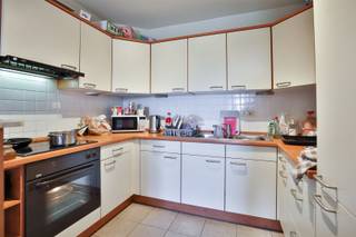 Op een rustige locatie in Edegem, omgeven door groen, bieden wij u dit energiezuinig appartement (89m²) aan met 3 slaapkamers en een...