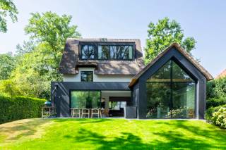 Aan de Rozenlaan in het groene Schilde staat een prachtige villa die ruimte, comfort en elegantie perfect combineert. Deze recent volledig gerenoveerde woning is met oog voor detail en hoogwaardige materialen afgewerkt. Grote raampartijen zorgen voor een overvloed aan natuurlijk licht en creëren een open en uitnodigende sfeer in elke leefruimte.<br /><br />De woning beschikt over drie comfortabele slaapkamers en twee moderne badkamers, ideaal voor gezin en gasten. De lichtrijke leefruimte loopt naadloos over in de ruime tuin van circa 450 m², gelegen op een totaal perceel van ongeveer 992 m². Het ruime terras van circa 25 m² biedt de perfecte plek om in alle rust te ontspannen en te genieten van het groene buitenleven. Bovendien zijn er drie parkeerplaatsen beschikbaar, wat extra gemak en comfort biedt.<br /><br />De ligging in Schilde combineert rust en natuur met uitstekende verbindingen naar Antwerpen en omliggende gemeenten. Winkels, scholen en recreatiemogelijkheden bevinden zich in de nabijheid, wat zorgt voor een optimale mix van comfort en bereikbaarheid in het dagelijkse leven. Deze villa is een unieke kans voor wie houdt van ruimte, licht en een groene omgeving.<br /><br />Interesse in deze woning? Contacteer LISTED: +32 3 283 51 51.