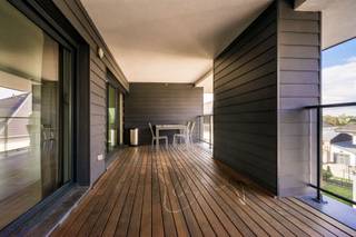 <p><span>Uniek en lichtrijk Penthouse van ca. 185 m² gelegen op de derde verdieping van een recent en uitstekend onderhouden gebouw uit 2012, aan de Drève de l'Infante 19 te Waterloo. Het appartement combineert comfort, kwaliteit en een uiterst strategische ligging, recht tegenover het station van Waterloo en op korte afstand van alle voorzieningen en belangrijke invalswegen richting Brussel, wat het bijzonder geschikt maakt voor pendelaars.</span></p><p><span>Bij het binnenkomen leidt de inkomhal naar een zeer ruime en lichtrijke woonkamer welke uitgeeft op een prachtig overdekt terras van maar liefst 20 m². Ruime eetplaats met volledig ingerichte keuken. waar raampartijen zorgen voor een aangename lichtinval en een open gevoel. De volledig ingerichte keuken sluit naadloos aan en biedt eveneens toegang tot het terras, wat het wooncomfort versterkt.</span></p><p><span>Via de nachthal bereikt u de drie comfortabele slaapkamers, de badkamer, douche kamer, een praktische berging en een aparte wasruimte, uitgerust met wasmachine en droogkast. Daarnaast beschikt het appartement over nog 2 zonneterrasen van elk +/- 10m² en een ruime privékelder.</span></p><p><span>Het appartement is afgewerkt met een massieve houten parketvloer en voorzien van dubbele beglazing, wat garant staat voor een uitstekend thermisch en akoestisch comfort. Het energieverbruik is gunstig met een EPC-score B 142 en de elektrische installatie is conform.</span></p><p><span>2 parking plaatsen in de ondergrondse parking van het gebouw dienen verplicht te worden aangekocht aan € 28.000 per stuk.</span></p><p><span>Dit instapklare penthouse appartement biedt een perfecte combinatie van ruimte, licht, kwaliteit en bereikbaarheid, en vormt zowel een uitstekende gezinswoning als een waardevaste investering.</span></p><p><span> </span></p>
