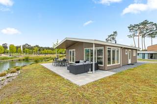 Als je op zoek bent naar een tweede verblijf waar je volledig tot rust kan komen, ben je hier aan het juiste adres. De bungalow ligt vlak aan het water waar je ook je eigen aanlegsteiger hebt met omheining. Vanaf het terras heb je een mooi zicht op het water.<br /><br />De vakantiewoning beschikt over 3 slaapkamers, een badkamer met douche, een volledig uitgeruste open keuken, een gezellige woonkamer met veel natuurlijk lichtinval, een berging en een apart toilet. Via de grote ramen in de woonkamer en keuken kan je genieten van het prachtig zicht op het meer. De woning is gelegen vlakbij het zwembad en het hoofdgebouw.<br /><br />Naast eindeloos waterplezier in het overdekt zwembad en in de zwemvijver, kan je gedurende het hele jaar genieten van de faciliteiten van het park: wellness, speeltuin, meer aan het strand, kabelbaan en vele wandel- en fietsmogelijkheden. Ook is er de mogelijkheid tot mini-golf, sup-verhuur, fietsverhuur, restaurant en supermarkt. <br />Als je een bepaalde periode van het jaar geen gebruik wilt maken van de bungalow kan de verhuurservice van EuroParcs zorgen voor een extra inkomen. <br /><br />Bijzonderheden:<br />- meubels inbegrepen<br />- topligging<br />- 6 persoons bungalow<br />- kosten: +- €460 per maand, dit voor de huur van de grond en de parkservice bijdrage