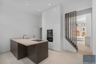 <p>Deze woning wordt getypeerd door z’n hoge plafonds (3,63m gelijkvloers en 3,43 eerste verdieping) en vooral z’n grote bewoonbare oppervlakte van liefst 213m².<br />De ligging aan de Dampoort biedt u een vlotte verbinding met de ring en het historische centrum).<br /><br />Moderniseringen: de woning beschikt over GOEDGEKEURDE ELEKTRICITEIT, de gevel werd recent volledig gereinigd en de ramen en omrandingen werden herschilderd. Door de jaren heen werd de CV op aardgas reeds gemoderniseerd, werd de woning voorzien van dubbele beglazing en werd de zolder geïsoleerd. De voorbije jaren werd de kelderverdieping volledig droog gemaakt, nieuwe keuken geplaatst,… Ter afwerking werd de woning binnenin geschilderd.<br /><br />Indeling:<br />Ondergronds: Grote ruimte met mogelijkheid tot extra hobby-/stockageruimte en toegang tot het terras.<br />Gelijkvloers: leefruimte (25m²) en keuken (20m² met eiland, travertin werkblad en kwaliteitstoestellen kookplaats, dampkap, oven, microgolfoven, koelkast, diepvries en zwarte spoelbak met kraan).<br />Eerste verdieping: Grote badkamer (16m² - met ligbad, nieuwe douche, toilet en lavabo + mogelijkheid tot plaatsen douche) en uitermate ruime slaapkamer (25m² - eventueel mogelijkheid tot opdelen).<br />Tweede verdieping: grote slaapkamer (25m²) en kinderkamer/bureau (14m²).<br />Zolder: bergzolder.<br /><br />Terras van 16m² aan het water.<br /><br />Van deze grote burgerswoning uw thuis maken?<br /><br />Contacteer Bonne Vastgoed 7 op 7 voor de prijs en meer info via 0468/10.40.40 of info@bonnevastgoed.be</p>