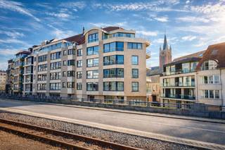 Altijd gedroomd van een appartement met zicht op zee? <br /><br />Dit verzorgd appartement biedt een ongeëvenaard open zicht over de zee én de vernieuwde boulevard van Heist – elke dag opnieuw genieten. Het appartement omvat twee slaapkamers en een prachtig zonneterras. Huurprijs: EUR 1.250 + EUR 70 vaste syndickosten. <br /><br />Gelegen in een goed onderhouden residentie (bouwjaar 2002), combineert dit appartement comfort met een uitstekende ligging. Het strand, de Zeedijk, warenhuizen en openbaar vervoer, het ligt allemaal binnen wandelafstand. <br /><br />Indeling van het appartement: Inkom met ingemaakte vestiairekasten, een zonovergoten woonkamer met knappe zichten, een open en volledig ingerichte keuken, achteraan twee volwaardige slaapkamers en een ingerichte badkamer met ligbad. <br /><br />Het terras is zongericht en groot genoeg voor het plaatsen van een tafel. Beneden op het gelijkvloers nog een handige fietsenberging en privatieve bergruimte. <br /><br />📞 Bezoeken mogelijk na afspraak via 050 89 27 70