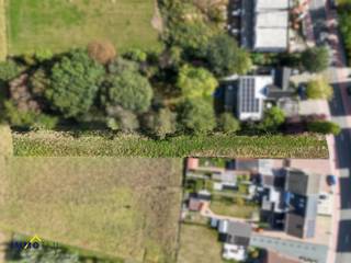Dit mooi perceel grond heeft een totale oppervlakte van zo’n 1.307 m², de straatbreedte bedraagt ongeveer 10,5 meter. Er werd reeds...