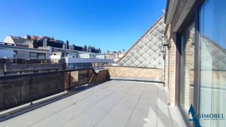 Integraal gerenoveerd penthouse-appartement met zonneterrassen op 20 meter wandelafstand van de zeedijk-Albertstrand.<br />Prachtig gerenoveerd appartement vlakbij de zeedijk met mooie, zonnige terrassen.<br />INDELING: inkomhal met gastentoilet. Lichtrijke living voorzien van een ruime grote raampartijen met rechtstreekse toegang tot het zonneterras (Zuid-West oriëntatie) genietend van een zijdelings zeezicht. Volledig uitgeruste open keuken, twee volwaardige slaapkamers beschikkend over elk hun eigen douchekamer. Ruim terras achteraan (ochtendzon).<br /><br />Alle kamers zijn voorzien van voldoende ingemaakte kasten.<br />Het appartement wordt gemeubeld verkocht.<br />Privatieve kelderberging in het gebouw.