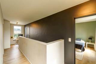 <p>In een doodlopende, groene verkaveling tussen Rijmenam, Putte en Bonheiden vind je deze sfeervolle, moderne villa, gebouwd in 2023 met oog voor hoogwaardige afwerking, duurzaamheid en comfort. De woning straalt luxe uit, maar voelt meteen als thuis dankzij de warme materialen, ruime indeling en de naadloze verbinding met de zonnige, aangelegde tuin.</p><p></p><p>Bij binnenkomst word je verwelkomd in een lichte inkomhal met een praktische maatkast voor schoenen en jassen, en een gastentoilet. De ruime leefruimte vormt het hart van de woning: hier geniet je van een open, moderne keuken met hoogwaardige apparatuur en een gezellige zithoek. De grote ramen tot op de grond zorgen voor een optimale lichtinval en een directe verbinding met de groene tuin, waar je in alle rust kunt ontspannen of genieten van een zomeravond.</p><p></p><p>De woning is energiezuinig dankzij vloerverwarming, zonnepanelen, een regenwaterput, driedubbele beglazing en een EPC E-peil van 16. Ventilatie type D zorgt voor een gezond binnenklimaat. Voor extra gemak zijn er ingemaakte kasten voorzien, die het ruimtegebruik optimaliseren.</p><p></p><p>Op de eerste verdieping vind je drie slaapkamers (17m², 11m² en 11m²), een luxe badkamer met zowel ligbad als douche, en een thuisbureau op maat in de hal. De inpandige garage met elektrische poort biedt ruimte voor je auto en extra berging. Vooraan is er een oprit met staanplaats, achteraan wacht een onderhouden tuin met tuinhuis.</p><p></p><p>Deze villa is niet alleen een huis, maar een plek om te leven, te genieten en te ontspannen. De rustige, kindvriendelijke omgeving en de nabijheid van Rijmenam, Putte en Bonheiden maken deze woning ideaal voor gezinnen, stellen of iedereen die houdt van ruimte, licht en duurzaamheid.</p><p></p><p>Benieuwd? Neem contact op voor een bezichtiging en laat je verrassen door de charmes van deze unieke woning!</p><p><br />✅ Bouwjaar 2023<br />✅ Kwalitatieve afwerking<br />✅ Rustige verkaveling<br />✅ Op maat gemaakte kasten<br />✅ E-peil 16 / EPC label A: 29 kWh / (m² jaar)</p>