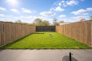 Deze recente woning met 3 slaapkamers, een leuke tuin en parkeerplaats is rustig gelegen te Moerkerke.Indeling: Inkom met gastentoilet en vestiaire,...