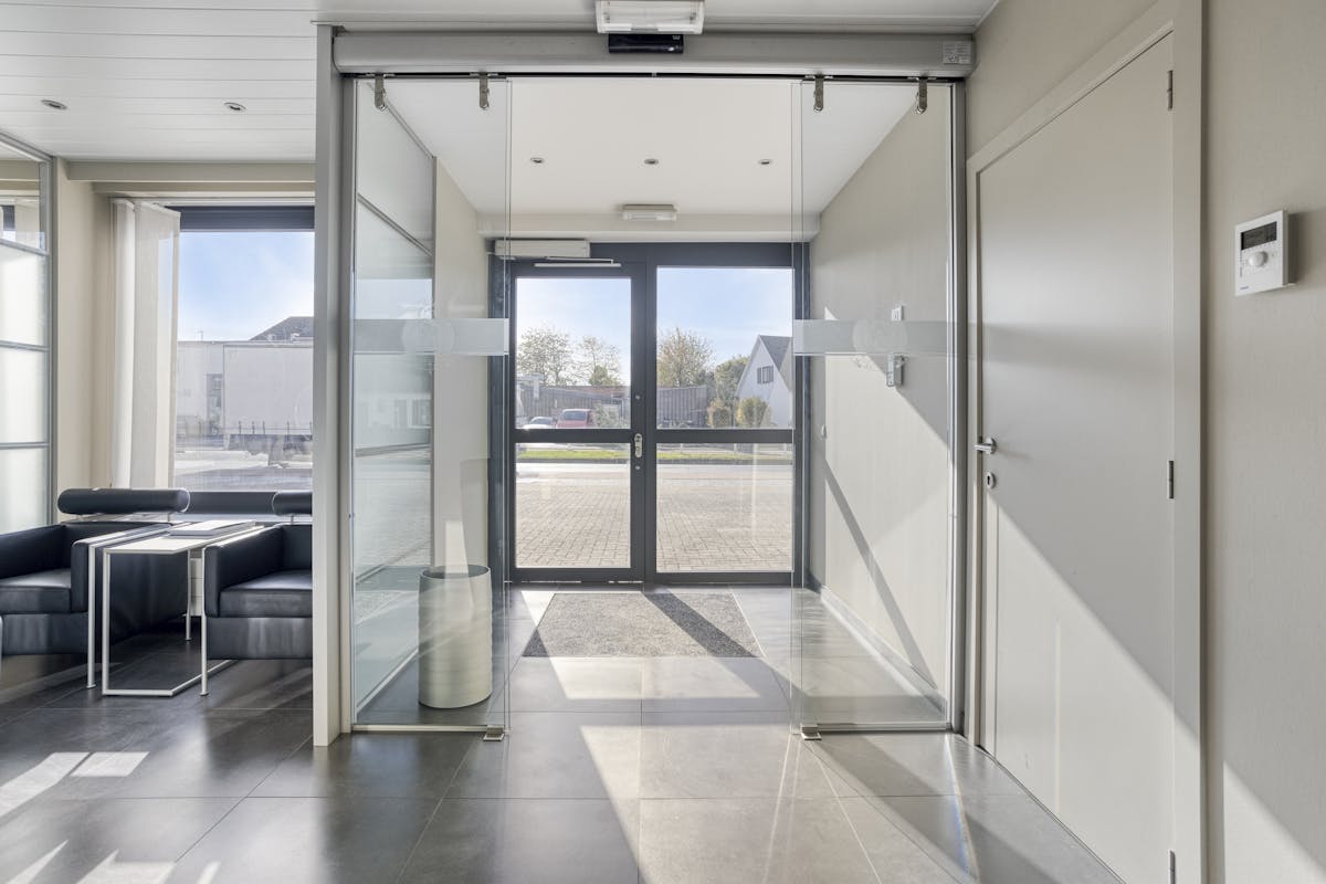 Kantoorgebouw te koop in Zedelgem met ruime parking. - foto 5