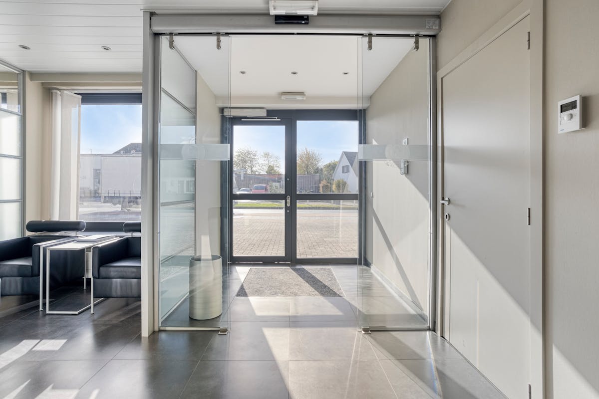 Immeuble de bureaux à vendre à Zedelgem avec parking spacieux. - photo 5