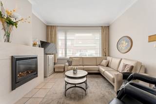 Ruime en zeer verzorgde woning op een vlot toegankelijke locatie naar het centrum en naar invalswegen toe. <br />Door zijn ruime bewoonbare oppervlakte en polyvalente indeling is deze woonst zeker ook geschikt voor wie wonen en werken wil combineren! De woning zelf is centraal gelegen maar geeft een vlotte bereikbaarheid naar Aalter, Deinze en richting Roeselare. <br /><br />INDELING:<br /><br />GELIJKVLOERS: huidige indeling: hall met vestaire en links vooraan een gelijkvloerse kamer die kan gebruikt worden als bureau, hobbyruimte of wachtruimte. Rechts leidt de inkomhall naar de ruime living met achterliggende comfortabel ingerichte leefkeuken. Aansluitend is er een gastentoilet, een berging en een wasplaats. De huidige leefruimte kan ook als praktijk of kantoor worden ingericht. Ook op het gelijkvloers bevindt zich de badkamer met lavabomeubel en ligbad. Er is een dubbele garage met twee automatische poorten en een achterliggende ruimte van ca 25 m² die nu als bureau is ingericht maar zeker ook andere functies toelaat. <br /><br />VERDIEPING: drie slaapkamers en een vierde grote kamer (die bevindt zich boven de dubbele garage). <br />Zowel vanuit de hall als vanuit de garage is de verdieping toegankelijk. Een extra comfort voor wie wonen en werken gescheiden wil houden.<br /><br />Achterin de woning is er de grote koer met praktische tuinberging. De buitenruimte kan uiteraard ook als tuin worden aangelegd. <br /><br />Een woning die zich kenmerkt door onder meer:<br /><br />- de ruime bewoonbare oppervlakte<br />- de comfortabele ligging<br />- de mogelijkheid om wonen-werken te combineren