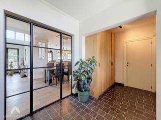 <p>Deze ruime en veelzijdige woning (360 m²) combineert comfortabel wonen met tal van mogelijkheden voor zelfstandigen, vrije beroepen en gezinnen. Dankzij het uitstekende EPC-label A, de hoogwaardige afwerking en de doordachte indeling geniet u van optimaal wooncomfort.</p>
<p>De lichtrijke leefruimte met open, volledig uitgeruste keuken vormt het hart van de woning en biedt een mooi zicht op de tuin. Aansluitend bevinden zich een praktische bijkeuken, berging en wasplaats. Op het gelijkvloers vindt u een volledig ingerichte praktijkruimte met aparte ingang, wachtruimte en eigen sanitair, ideaal voor een professionele activiteit aan huis. De verdieping omvat een ruime polyvalente ruimte, een master bedroom met ingemaakte kasten en ensuite badkamer, twee extra slaapkamers en een apart toilet. De zolder biedt bijkomend uitbreidingspotentieel.</p>
<p>Buiten geniet u van een zonnige, onderhoudsvriendelijke tuin met zuidgericht terras. Bovendien beschikt het perceel over een ruime multifunctionele werkruimte met inpandige parkeermogelijkheid, perfect als atelier, opslagruimte of werkplaats. Rustig gelegen met een vlotte verbinding naar Brussel, de luchthaven, de A12 en de Brusselse Ring.</p>
<p></p>
<p><strong>Troeven:</strong></p>
<ul>
<li>EPC A</li>
<li>zonnepanelen met batterijen</li>
<li>vloerverwarming</li>
<li>airco's met warmtepomp</li>
<li>regenwaterput van 15.000 liter</li>
<li>praktijkruimte met aparte ingang en multifunctionele werkruimte</li>
</ul>
<p>Te koop zonder makelaar via Smart Houses. Meer informatie of een bezoek? Contacteer de eigenaar rechtstreeks op 0473/29.85.85.</p>