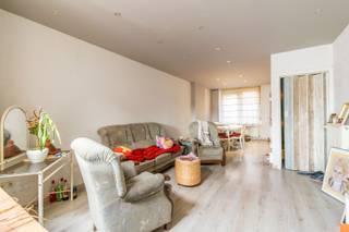 Een welgelegen en energiezuinige woning (EPC: C) met 2 slaapkamers en zuid georiënteerd terras/tuin. <br />Gelegen nabij alle faciliteiten. <br />Elektrische installatie is 100% conform tot 2039.<br /><br />Op het gelijkvloers: inkomhal, eetplaats - living met open ingerichte keuken (samen ca. 40.00m² - verlek, gas kookplaat, dampkap, microgolfoven, frigo), berging;<br />Op de eerste verdieping: overloop, ruime badkamer (9.50m² - ligbad, lavabo, toilet), slaapkamer 1 (11.35m²);<br />Op de tweede verdieping: slaapkamer 2 (21.70m²);<br />Verder: kelders, zuid georiënteerd terras/tuin.<br /><br />Buitenschrijnwerk PVC dubbel glas + rolluiken - Centrale verwarming op aardgas (2021)<br />Kadastraal inkomen: 687 EUR - EPC: 277 kWh/m² - label C<br />Dak volledig vernieuwd in 2020<br /><br /> Stedenbouwkundige inlichtingen beschikbaar op kantoor.