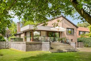 Bent u op zoek naar een ruime, uitstekend onderhouden gezinswoning op een toplocatie? Dan is deze karaktervolle split-level woning, gebouwd in 1979, beslist een bezoek waard. Gelegen in de geliefde wijk Elshout, combineert deze woning een rustige, groene omgeving met een uitstekende bereikbaarheid en alle voorzieningen binnen handbereik.<br /><br />De woning bevindt zich op een prachtig aangelegd perceel van maar liefst 1.238 m² met een zuidoost georiënteerde tuin, waar u de hele dag kunt genieten van rust, privacy en zon. Het ruime terras vormt de ideale plek om te ontspannen of gezellig te tafelen met familie en vrienden. Een groot tuinhuis biedt bovendien heel wat extra opbergruimte.<br /><br />Dankzij de gunstige ligging bevinden winkels, scholen, openbaar vervoer en het Fort van Schoten zich op korte afstand. Bovendien geniet u van een vlotte fietsverbinding naar Brasschaat, Schilde en het centrum van Schoten.<br /><br />Indeling<br /><br />Via de inkomhal met gastentoilet bereikt u het centrale leefniveau (+0,5), waar zich een bijzonder ruime en lichtrijke woonkamer met eetkamer bevindt. Aansluitend vindt u de volledig geïnstalleerde open keuken, voorzien van alle hedendaagse comfort en met een aangenaam zicht op de tuin.<br /><br />Op het lager liggende niveau (-0,5) bevinden zich een eerste volwaardige slaapkamer, een badkamer met douche, lavabo en toilet, een ruime garage, de wasplaats en de toegang tot de kelder.<br /><br />Op de eerste verdieping (+1) bevinden zich nog vier ruime, volwaardige slaapkamers en een tweede badkamer, ideaal voor een groot gezin of voor wie extra ruimte wenst voor een bureau of hobbykamer.<br /><br />Vanuit de eetkamer heeft u rechtstreeks toegang tot het royale terras en de prachtig aangelegde tuin, waar binnen- en buitenleven naadloos in elkaar overvloeien.<br /><br />Bijzonderheden: <br />Gegeerde ligging in de wijk Elshout<br />Perceel van 1.238 m²<br />Zuidoost georiënteerde, aangelegde tuin, ruim zonneterras<br />Split-level woning met een speelse en praktische indeling<br />5 volwaardige slaapkamers<br />2 badkamers<br />Ruime leefruimte met open keuken<br />Grote garage, kelder en wasplaats<br />Groot tuinhuis met veel bergruimte<br />EPC-label B<br />Steeds uitstekend onderhouden<br />Nabij winkels, openbaar vervoer en het Fort van Schoten<br />Vlotte fietsverbinding naar Brasschaat, Schilde en Schoten centrum<br /><br />Deze instapklare gezinswoning biedt een unieke combinatie van ruimte, comfort, een uitstekende ligging en een prachtig perceel. Een ideale thuis voor gezinnen die op zoek zijn naar rust, groen en een vlotte bereikbaarheid.<br /><br />Interesse? Contacteer ons vandaag nog voor een bezoek en ontdek zelf alle troeven van deze bijzondere woning.