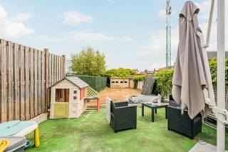 Vous recherchez une maison familiale spacieuse comprenant 4 chambres à part entière, un double garage et bénéficiant d'un emplacement central ? Alors cette maison située au cœur d'Anzegem mérite assurément une visite.Grâce à son emplacement idéal, vous êtes à quelques pas des commerces, des écoles, des transports en commun et d’autres commodités quotidiennes. La maison offre un agencement pratique avec des espaces de vie spacieux et tout le confort nécessaire à une famille.À l’étage se trouvent quatre chambres à part entière, offrant ainsi suffisamment d’espace pour une famille nombreuse, un bureau à domicile ou une salle de loisirs. De plus, la maison dispose d’un double garage et d’un espace de rangement supplémentaire, idéal pour les vélos, les provisions ou le stockage.Sur le plan technique également, ce bien offre une belle valeur ajoutée grâce à la citerne d’eau de pluie dont il est équipé, ce qui contribue à une consommation d’eau durable.Atouts :4 chambres à part entièreSituation centrale au cœur d’AnzegemDouble garageEspace de rangement supplémentaireCiterne d’eau de pluieBonne accessibilité et proximité de toutes les commoditésCette maison constitue le choix idéal pour les familles à la recherche d’espace, d’un agencement pratique et d’un emplacement exceptionnel.