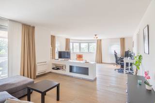 <p>Dit ruime appartement op de tweede verdieping van een verzorgd gebouw uit 2011 aan de Scheldelaan in Willebroek biedt met 177 m² bewoonbare oppervlakte, twee slaapkamers en twee badkamers een comfortabele indeling voor wie op zoek is naar rust en praktisch woongenot. De aanwezigheid van een lift, een eigen garage en een terras van 7 m² maakt het dagelijks gebruik van de woning eenvoudig en aangenaam. Via de inkomhal, die meteen een nette eerste indruk geeft, komt u in de imposante leefruimte van maar liefst 70 m². Deze royale ruimte biedt voldoende plaats om zowel een zit- als een eetgedeelte comfortabel in te richten, en sluit aan op de geïnstalleerde keuken van 8 m². Deze is uitgerust met onder meer een vaatwasser, een dampkap, een oven en een keramische kookplaat, zodat u bij het betrekken van de woning meteen over alle nodige toestellen beschikt. Vanuit de leefruimte hebt u toegang tot het terras, waar u op kleinere schaal buiten kan zitten zonder in te boeten aan privacy. De twee slaapkamers, van 20 m² en 17 m², bieden ruimte voor zowel een hoofdslaapkamer als een tweede kamer die dienst kan doen als kinderkamer, bureau of gastenkamer. Het appartement telt twee badkamers, waarvan één met bad en douche, wat handig is wanneer meerdere bewoners tegelijk gebruikmaken van de woning. Een aparte berging, een inkomtoilet en een extra toilet vervolledigen de indeling en zorgen voor bijkomend comfort in het dagelijks gebruik. De kelder biedt tot slot extra opbergruimte buiten de leefvertrekken. Op technisch vlak is dit appartement uitgerust met individuele verwarming op gas via radiatoren, aluminium buitenschrijnwerk met dubbele beglazing en airconditioning, wat zorgt voor een aangenaam binnenklimaat doorheen het jaar. Het EPC-label A met een score van 92 kWh/m² wijst op een energiezuinige woning met beperkte energiekosten, en het aanwezige conformiteitsattest geeft bijkomende zekerheid over de technische staat van de installaties. Videofonie en een branddetector dragen verder bij aan de veiligheid van de bewoners. De ligging in Willebroek, met winkels, scholen, openbaar vervoer, een sportcentrum, een station en invalswegen op korte afstand, maakt zowel de dagelijkse boodschappen als woon-werkverkeer eenvoudig te organiseren. Met zijn ruime leefruimte, twee volwaardige slaapkamers, twee badkamers en een energiezuinig karakter combineert dit appartement wooncomfort met praktisch gebruiksgemak in een goed bereikbare omgeving. </p><p>Maandelijkse kosten: €250 – provisie voor de gemeenschappelijke kosten, het privéwaterverbruik, de verwarming en het aandeel in de kosten van de conciërge.</p><p>Voor een bezoek ter plaatse of meer informatie over de beschikbaarheid en de voorwaarden kan u terecht bij Malines Group.</p>