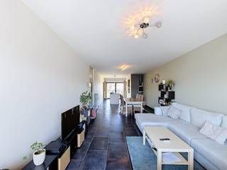 Ce bel appartement est situé au deuxième étage de la résidence « De Fonderie ». L'emplacement est calme mais très central, à quelques pas, entre autres, de la Grote Markt, du port et de divers magasins.<br /><br />MISE EN PAGE<br />Étage +2 :<br />- Hall d'entrée avec vestiaire et toilettes séparées <br />- Espace de vie avec accès à la terrasse exposée au soleil <br />- Cuisine équipée avec rangement séparé<br />- 2 chambres <br />- Salle de bain<br /><br />Étage -1 :<br />- Box de garage souterrain <br />- Rangement privé au sous-sol <br />- Déchetterie commune <br />- Abri à vélos commun <br />- Place de parking supplémentaire pour une deuxième voiture (avec carte de résident).<br /><br />--> Frais de syndic : 50 €/mois<br />--> Ascenseur disponible !<br /><br />Êtes-vous intéressé par cette propriété à louer à Ypres ? Naviguez ensuite sur le site www.dewaele.com, cliquez sur le bouton rouge « Demander une visite » et remplissez le profil du locataire. Ensuite, nous vous contacterons pour une visite.