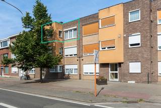 Zeer centraal gelegen appartement op de 2eV op wandelafstand van het centrum met alle winkels, scholen en het openbaar vervoer. De oprit van de...