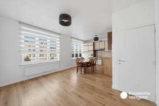 Dit appartement bestaat uit een open leefruimte met aansluitend de keuken, slaapkamer en badkamer. Dit appartement bevindt zich op de derde verdieping op een centrale ligging in Oostende. Rond het appartement is voldoende parkeerplaats voorzien en is er een vlotte verbinding naar het centrum door het openbaar vervoer. <br /><br />Centrale verwarming op aardgas - Onmiddellijk beschikbaar - Maandelijkse huurprijs 750,00 euro - Maandelijkse gemeenschappelijke kost: 20,00 euro - EPC: 330 kWh/(m² jaar) - label D - Ref. OU29303.