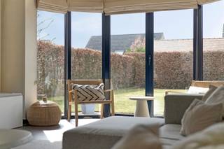 DISCOVERY DAY: Zat. 04/04 van 10u - 12u! Kom als eerste deze woning ontdekken. Opgelet, enkel op afspraak!www.ministerlavensstraat9.beGelegen in een residentiële buurt, dicht bij het centrum en vlakbij de boerenbuiten, vind je een villa die zich kenmerkt door een ongelooflijk ruimtegevoel. Voorheen dienstig als crèche met aparte ingang, dé ideale woning voor wie wil wonen gecombineerd met plaats voor zijn hobby, bij- of hoofdberoep. De kwalitatieve buurt valt onmiddellijk op. Het pand is uitermate verzorgd en kreeg al wat updates doorheen het huis. De kloeke traphal doet de verdeling naar de diverse ruimtes. De troeven van deze villa zijn: de meer dan standaard grootte van leefruimte met eetplaats, het gezellige haardvuur, de mooie grote raampartijen richting de zonovergoten tuin en de semi-open keuken. Via de keuken kom je aansluitend in de praktijk- of hobbyruimte met aparte ingang, met daarachter toegang naar de ruimte garage met zolder. De traphal, met toilet, leidt naar de bovenverdieping. Hier vind je 4 slaapkamers, waarvan de masterbedroom voorzien met ingebouwde dressing, en een puike, moderne, vernieuwde badkamer met design ligbad, douche en prachtig wastafelmeubel. Naast de woning is een uiterst praktische carport met gesloten ingebouwde tuinberging voorzien. Asbestveilig, conforme elektriciteit (tot 2040) en groenestroomcertificaten ontzorgen je in de toekomst.Deze ongelooflijke ruime, fraaie villa ademt gewoonweg gezinsleven!