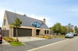Ontdek deze exclusieve villa te koop aan de H. Deweertlaan in Koksijde, waar modern comfort en een hoogwaardige afwerkingsgraad samenkomen. Gelegen op een ruim perceel van 963 m², biedt deze woning een bewoonbare oppervlakte van 294 m², zorgvuldig gerenoveerd met oog voor detail.<br /><br />Bij binnenkomst in de royale inkomhal voelt u direct de klasse van de woning, onderstreept door prachtig maatwerk. Het hart van de villa is de lichte leefruimte, die naadloos overgaat in een sfeervolle eethoek en een riante, luxueuze halfopen keuken. Deze is uitgerust met kwalitatieve inbouwapparatuur (MIELE) en maatwerk dat doorloopt in de hele woning. Voor comfort in elk seizoen zorgen de airconditioning en de uitstekende energiezuinigheid (EPC B, 40 zonnepanelen). De gelijkvloerse bureauruimte creëert de mogelijkheid voor een extra slaapkamer. <br /><br />De eerste verdieping (volledig gerenoveerd in 2023) herbergt vier volwaardige slaapkamers, waaronder een master bedroom met dressing, en twee luxueuze badkamers.<br /><br />Het buitenleven is hier van topniveau. De aangelegde tuin beschikt over een schitterend buitenzwembad en een indrukwekkende aanbouw met privé-wellness (sauna en badkamer) en een overdekte buitenlounge met open haard. Ideaal om het hele jaar door te ontspannen.<br />Mogelijkheid tot aankoop buurperceel van 929m².<br /><br />Gelegen in een gegeerde residentiële buurt, woont u op wandelafstand van natuurgebieden zoals de Hoge Blekker en de Doornpanne, en vlakbij de winkelstraat, scholen en openbaar vervoer. Een ruime oprit en een dubbele inpandige garage bieden plaats aan zeven wagens. Kortom: een unieke villa voor wie droomt van een permanent vakantiegevoel aan de Belgische kust.<br /><br />Interesse in deze villa te koop te Koksijde? Neem dan zeker contact op met de dossierverantwoordelijke Sarah Velle via 0470 10 52 78 of sarah.velle@dewaele.com.<br /><br />Bestuursmaatregelen in het maatregelenregister: nee