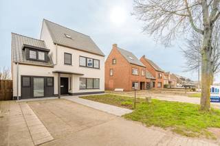 Deze recent gerenoveerde open bebouwing combineert hedendaags wooncomfort met een uitstekende bereikbaarheid, een ideale oriëntatie en een aangename buitenruimte.<br /><br />De woning beschikt over een ruime inkomhal met gastentoilet, een lichtrijke leefruimte met parketvloer en airco én een moderne, volledig uitgeruste open keuken met ontbijthoek. Dankzij de grote raampartijen genieten beide ruimtes van een prachtige lichtinval en directe toegang tot het aangelegde terras en de zonnige tuin. Tevens aansluitend garage/bergplaats en droge kelder aanwezig.<br /><br />Op de eerste verdieping bevinden zich 3 volwaardige slaapkamers, een nachthal, afzonderlijk toilet en een moderne badkamer met inloopdouche en dubbele wastafel. De tweede verdieping biedt een ruime vierde slaapkamer met dressing en extra bergruimte.<br /><br />Als extra troeven beschikt de woning over een oprit met plaats voor meerdere wagens en een praktische tuinberging. Bovendien zijn er 14 zonnepanelen, 2 regenwaterputten en aircosysteem aanwezig.<br /><br />Een instapklare woning met ruimte, licht, comfort én een uitstekende oriëntatie — ideaal voor wie op zoek is naar een kwalitatieve gezinswoning zonder renovatiezorgen.<br /><br />Voor meer informatie of een vrijblijvend bezoek kunt u contact opnemen met Gaëlle via 0479 17 17 17.
