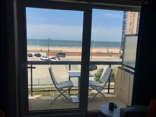 Dit prachtige appartement in Oostende is gelegen in de residentie De Zeeschoener I, op slechts een steenworp afstand van de zee. Het duplex appartement is gelegen op de bovenste verdieping en biedt een adembenemend uitzicht over zee. ( epc: 253 kwh / M2)<br /><br />Het appartement kan volledig bemeubeld aangekocht worden en beschikt over 2 kleinere slaapkamers, ideaal voor een gezin of koppels die op zoek zijn naar een comfortabel verblijf aan de kust. De moderne badkamer is voorzien van alle nodige voorzieningen. regendouche. Berging met aansluiting wasmachine.<br /><br />Een van de absolute hoogtepunten van dit appartement is het ruime terras, waar u kunt genieten van de zon en het prachtige uitzicht. Of het nu gaat om een ontbijt in de ochtendzon of een glas wijn bij zonsondergang, het terras biedt de perfecte plek om te ontspannen en te genieten van de frisse zeelucht.<br />De residentie beschikt over een lift, waardoor het appartement gemakkelijk toegankelijk is voor iedereen. Daarnaast is er ook een fietsenstalling beschikbaar voor de bewoners.<br /><br />Dit appartement is ideaal gelegen, met de zee, winkels, restaurants en het openbaar vervoer allemaal op loopafstand. De residentie De Zeeschoener I is gebouwd in 1993 en heeft sindsdien een uitstekende reputatie opgebouwd als een van de meest gewilde locaties in Oostende.<br /><br />Kortom, dit appartement is de perfecte keuze voor wie op zoek is naar een comfortabel en stijlvol verblijf aan de Belgische kust. Met zijn prachtige uitzicht, ruime terras en uitstekende locatie, is dit appartement een echte parel aan zee.
