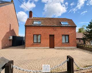 Deze vrijstaande woning gelegen aan de Rotemerlaan 45 in Neeroeteren beschikt over een ruime tuin en een praktische indeling. Gelegen op een perceel van 816 vierkante meter biedt de woning heel wat ruimte en mogelijkheden, zowel binnen als buiten.<br /><br />Via de voordeur of de zijdeur aan de achterzijde betreedt u de woning. Op het gelijkvloers bevinden zich een woonkamer met aansluitende eetkamer, een keuken en een praktische bergruimte. Verder zijn er een apart toilet, een badkamer uitgerust met een lavabo, inloopdouche en kastruimte, en een extra bergruimte. Daarnaast is er een aparte bureauruimte die momenteel als slaapkamer wordt gebruikt. De eerste verdieping omvat drie slaapkamers, een nachthal en een zolderkamer.<br /><br />Het volledige perceel is omheind. Vooraan beschikt de woning over een verharde oprit en een extra parkeerplaats aan de rechterzijde. De ruime tuin is momenteel door een haag in twee delen verdeeld en biedt diverse mogelijkheden om naar eigen wens in te richten. Daarnaast bevinden zich op het perceel een garagebox en een aparte schuur.<br /><br />De woning bevindt zich aan de Rotemerlaan, op korte afstand van het centrum van Neeroeteren. Winkels, scholen en horecazaken liggen in de nabije omgeving, waardoor dagelijkse voorzieningen vlot bereikbaar zijn.<br /><br />Voor dit pand kan de Vlaamse renovatieverplichting voor residentiële gebouwen van toepassing zijn. Meer informatie over de geldende regelgeving vindt u op de website van de Vlaamse overheid: https://www.vlaanderen.be/bouwen-wonen-en-energie/kopen-en-verkopen/een-huis-of-appartement-kopen/renovatieverplichting-voor-residentiele-gebouwen <br /><br />Heeft u interesse? Contacteer Anne-Sophie Vliegen via +32 468 54 17 19 of info@immovliegen.be voor meer informatie.