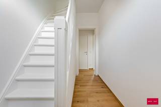 Deze woning werd in 2025 volledig gerenoveerd met hoogwaardige materialen. De indeling is als volgt: een kelder; op de begane grond:...