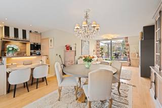 Te koop: lichtrijk appartement met groot terras in Tisselt
<p>Dit verzorgd en lichtrijk appartement is gelegen langs een verbindingsweg in Tisselt en geniet van een vlotte bereikbaarheid. De open leefruimte met aansluitende keuken zorgt voor veel lichtinval en geeft rechtstreeks toegang tot het ruime terras.</p>

<p>Verder beschikt het appartement over een comfortabele slaapkamer, een badkamer met douche en dubbele wastafel, een aparte dressing, een praktische berging, een inkomhal met parlofoon en een afzonderlijk toilet. Met een EPC-label B is het appartement bovendien energiezuinig en toekomstgericht.<br /><br />Garage apart optioneel aan te kopen: 25.000 euro. </p>

<p><strong>Indeling:</strong></p>

<p>• Inkomhal met parlofoon</p>

<p>• Lichtrijke woonkamer met airco en kachel</p>

<p>• Open keuken</p>

<p>•  2 Slaapkamers</p>

<p>• Badkamer met douche en dubbele wastafel</p>

<p>• Dressing</p>

<p>• Berging</p>

<p>• Apart toilet</p>

<p>• Groot terras</p>

<p> </p>

<p><strong>Troeven:</strong></p>

<p>• Vlot bereikbaar langs verbindingsweg</p>

<p>• Groot terras</p>

<p>• Open en praktische indeling</p>

<p>• EPC-label B</p>

<p>Interesse? Contacteer uw ERA-makelaar voor meer informatie of een bezoek.</p>

<p><strong>JOUW DROOMAPPARTEMENT. ZO GEVONDEN!</strong></p>