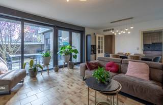 <p>In een rustige en groene buurt van Dilbeek bevindt zich deze verzorgde en instapklare eengezinswoning met een bewoonbare oppervlakte van circa 168m², vier slaapkamers, een zonnige tuin, terrassen aan voor- en achterzijde en een inbegrepen garagebox. De woning combineert een praktische indeling met kwalitatieve afwerking en een uitstekende ligging nabij het station van Dilbeek, openbaar vervoer en vlotte verbindingen naar Brussel.</p><p>Op het gelijkvloers vind je een inkomhal met ingebouwde kasten, een lichtrijke leefruimte met houtcassette, een volledig ingerichte keuken met alle toestellen, twee slaapkamers, een badkamer met dubbele wastafel en ligbad met aansluitingen voor wasmachine en droogkast, een berging en een apart toilet. Op de eerste verdieping bevinden zich nog twee slaapkamers en een douchekamer. De zolderverdieping biedt extra mogelijkheden als berging, hobbyruimte of bijkomende kamer.</p><p>Extra troeven zijn het gunstige EPC-attest, de aanwezige zonnepanelen en de conforme elektrische keuring. Neem contact op voor meer informatie of een bezichtiging.</p>